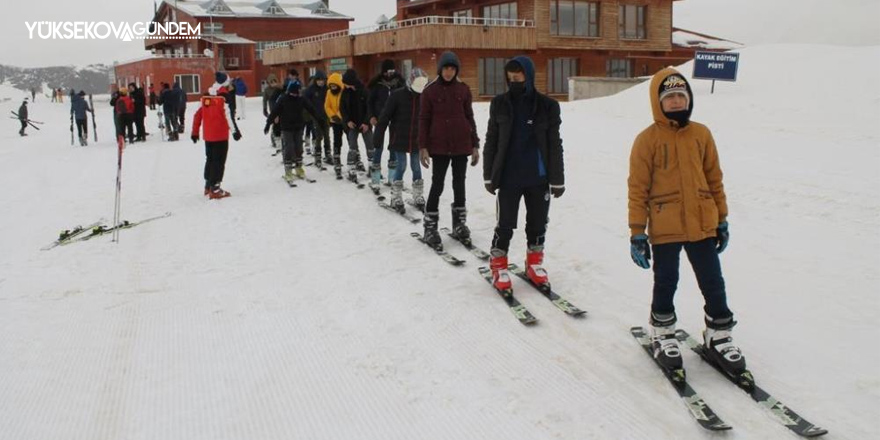 Hakkari'de çocuklar için kayak etkinliği düzenlendi