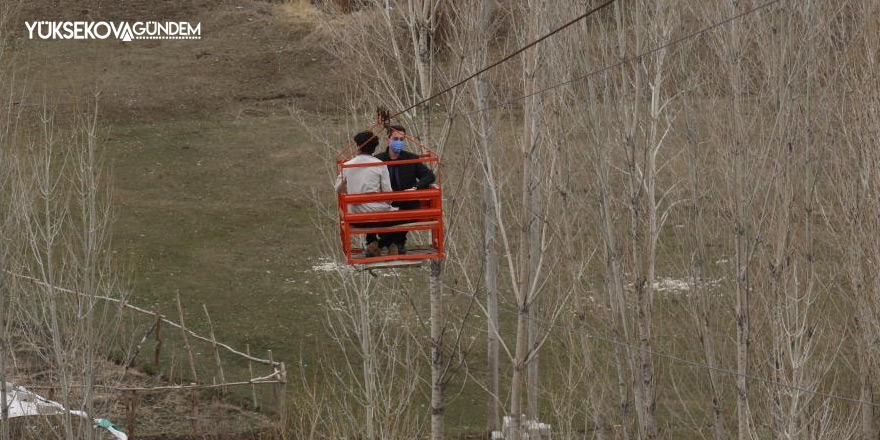 Van'da Bahçelerine Karadeniz usulü teleferikle ulaşıyorlar