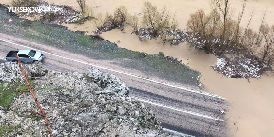 Taşan dere suları Derecik karayolunu kapattı