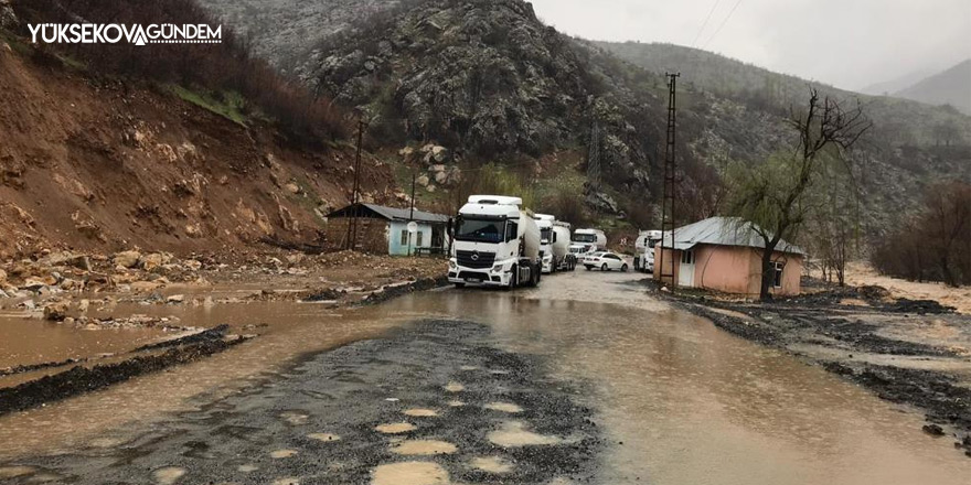 Şemdinli-Derecik karayolu sel nedeniyle kapandı