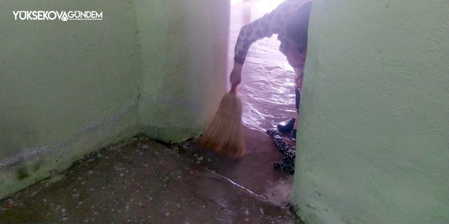Hakkari'de 4 kişilik ailenin evi sular altında kaldı