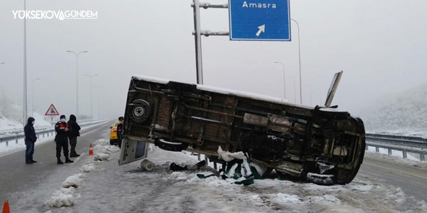 İşçi servisi devrildi: 11 yaralı