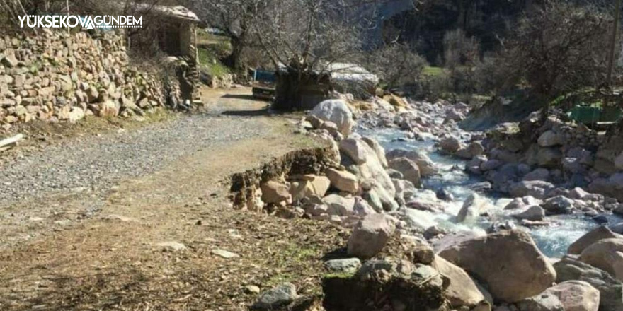 Çukurca'da selden zarar gören köy yollarında çalışmalar devam ediyor