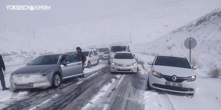 Güzeldere Geçidi bölgesinde onlarca araç yolda mahsur kaldı