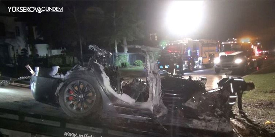 Sürücüsüz Tesla kaza yaptı, iki kişi yanarak öldü