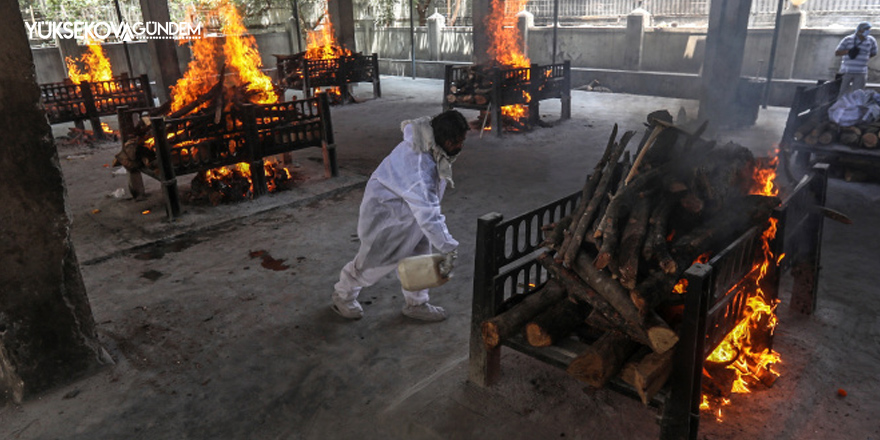 Hindistan'da koronadan ölenler toplu olarak yakıldı