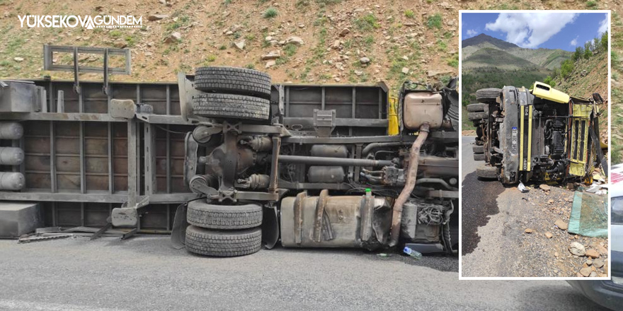 Hakkari'de demir yüklü tır devrildi: 1 yaralı