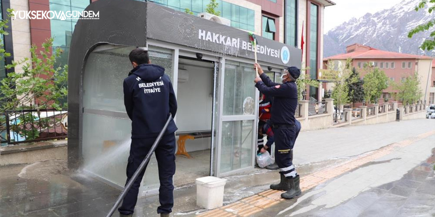 Hakkari’de şehir içi duraklar dezenfekten edildi