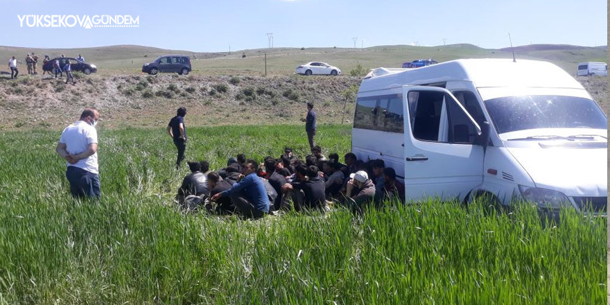 49 göçmenin bulunduğu minibüs yoldan çıktı: 4 yaralı
