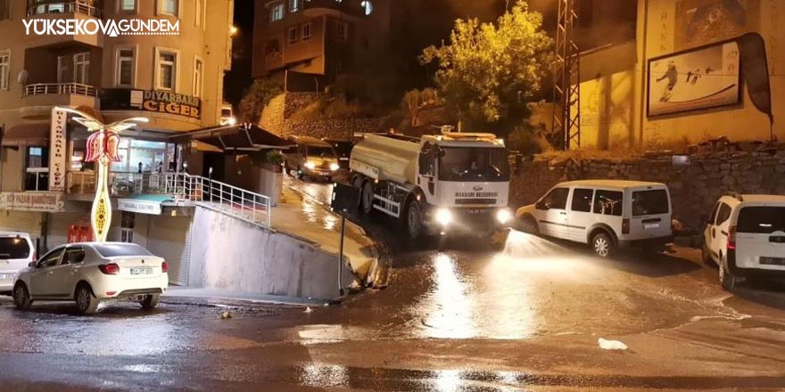 Hakkari caddeleri tazyikli suyla yıkandı