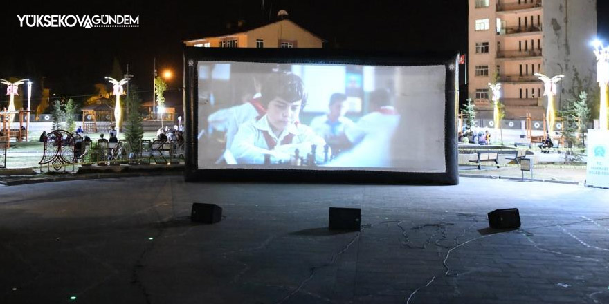 Hakkari'de açık hava sinema günleri etkinliği düzenlendi