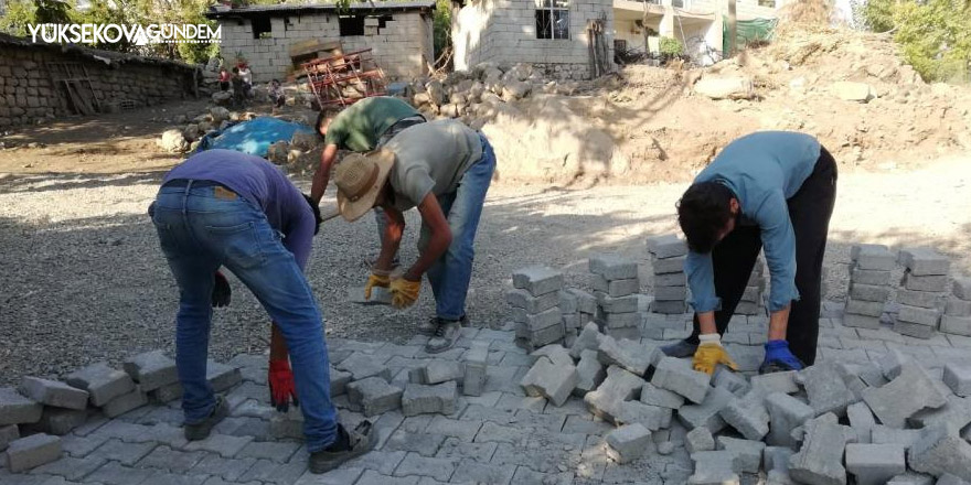 Derecik’te kilitli parke taşı döşeme çalışmaları devam ediyor