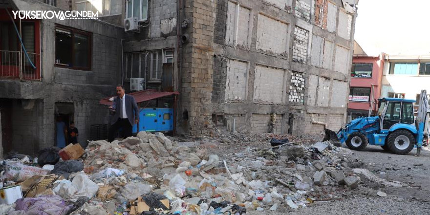 Zabıta ekibinden esnafa çöp uyarısı