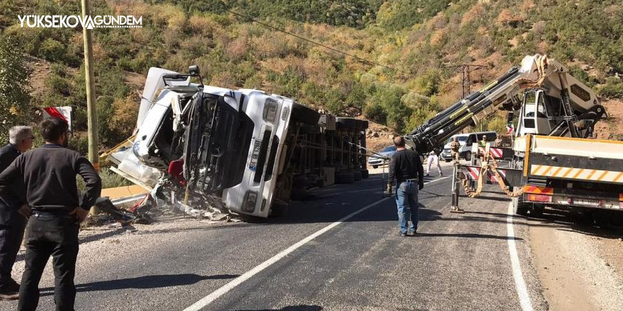 Şemdinli’de tır devrildi: 1 ölü