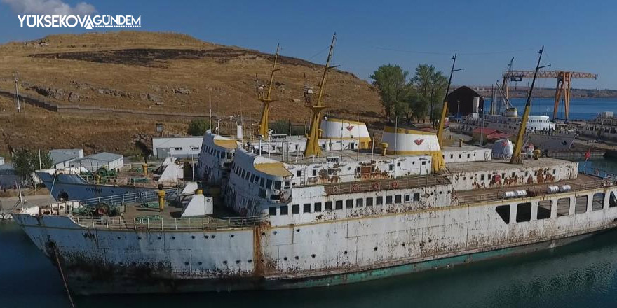 Van Gölü'ne indirilen 'Yüzen Otel' tamamlanıyor