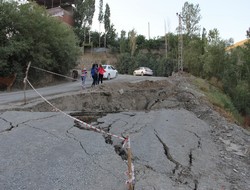 Sel mahalle yolunu ikiye böldü