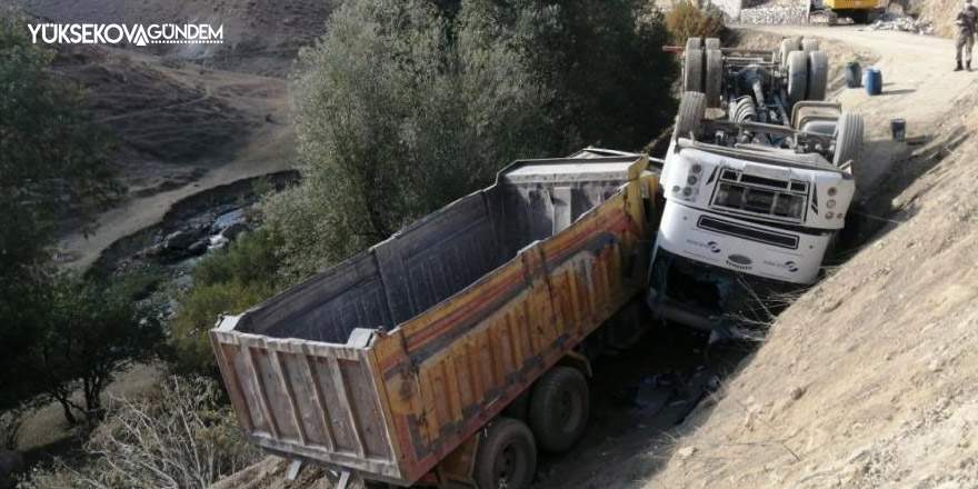 Başkale’de yolu sulayan tanker devrildi: 2 yaralı