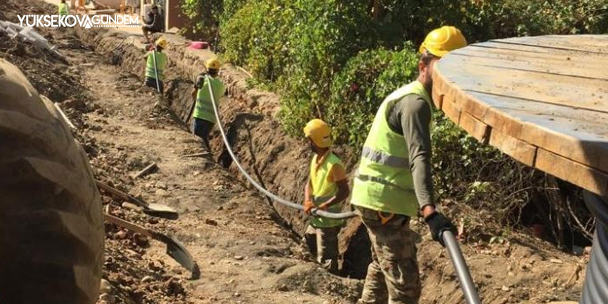 Derecik’te elektrik hatları yer altına alınıyor