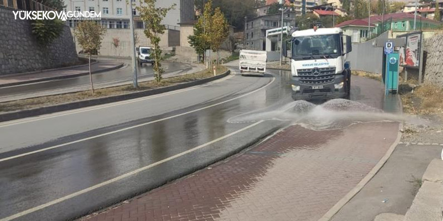 Belediye ekiplerinden dezenfekte çalışması