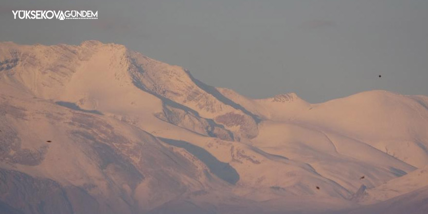 Yüksekova’nın Cilo Dağları beyaza büründü