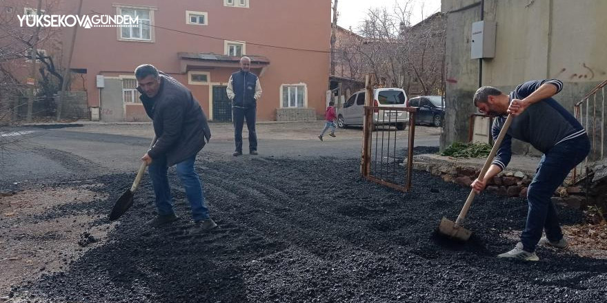 Hakkari’de yol asfaltlama çalışması