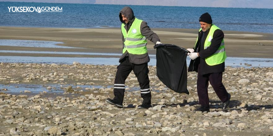 Van Gölü’nün çekilen sahilinde çöp topladılar