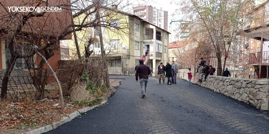 Hakkari’de yol asfaltlama çalışması