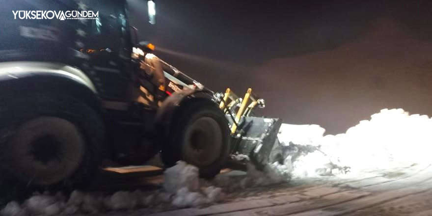 Belediye ekipleri kar mesaisini sürdürüyor