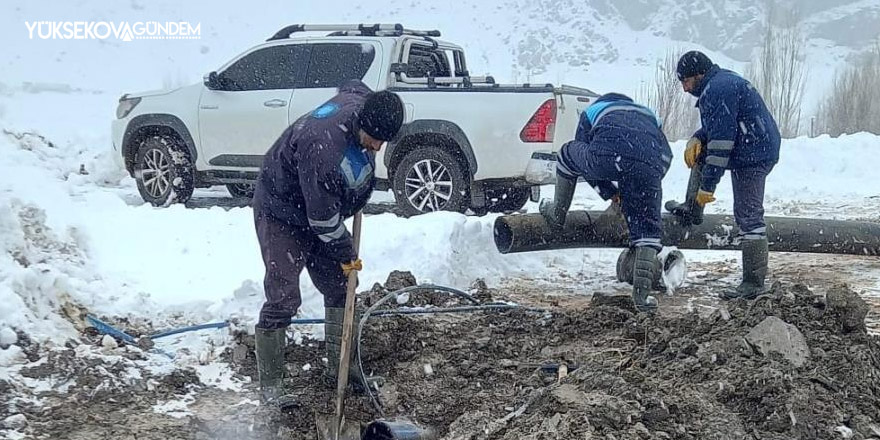 Hakkari’de kar yağışı altında su arıza onarımı