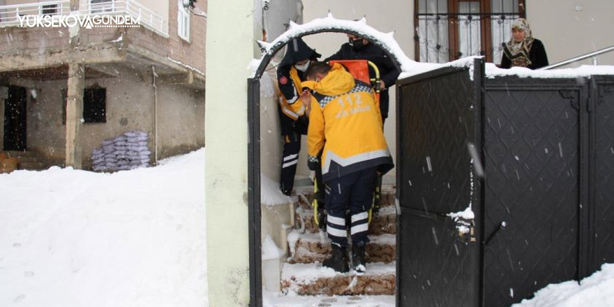 Şemdinli’de rahatsızlanan kadın hastaneye ulaştırıldı