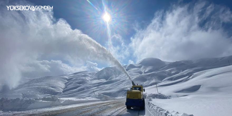 Hakkari'de karla mücadele çalışmaları aralıksız sürüyor
