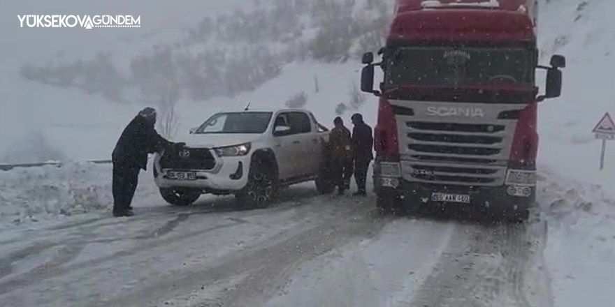 Yüksekova-Şemdinli karayolunda onlarca araç tipiye yakalandı