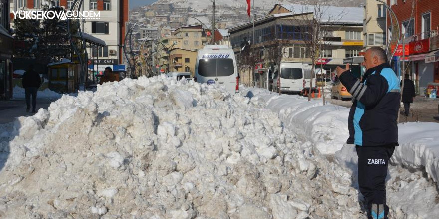 Hakkari’de buz ve karla mücadele çalışması