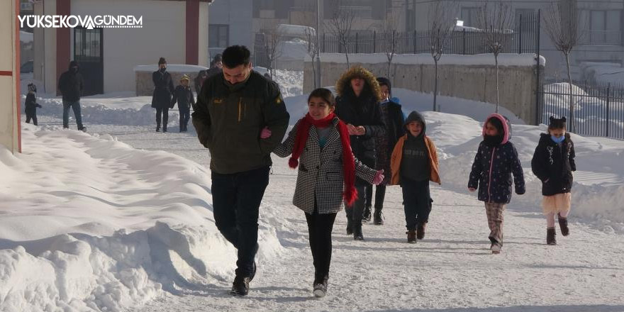 Yüksekovalı Öğrenciler karnelerini aldı