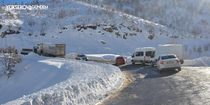 Şırnak-Hakkari karayolunda sürücülerin zor anları