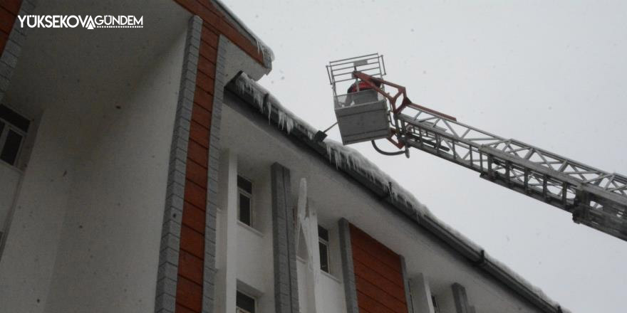 Hakkari’de buz sarkıntıları temizleniyor