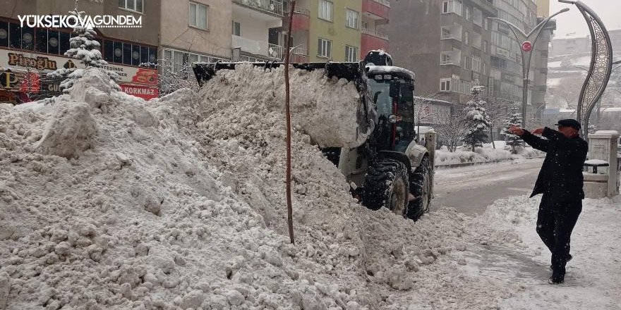 Hakkari’de karla mücadele çalışması