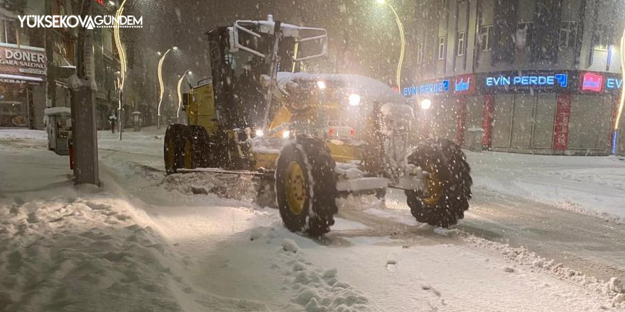 Van’da karla mücadele çalışmaları aralıksız sürüyor