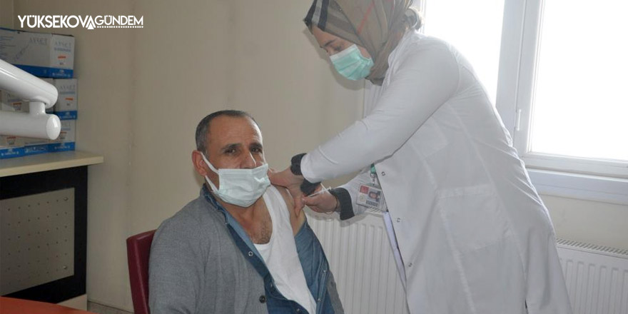 Sağlık çalışanları, Yüksekova'yı 2. doz aşıda ilk sıralara çıkarttı