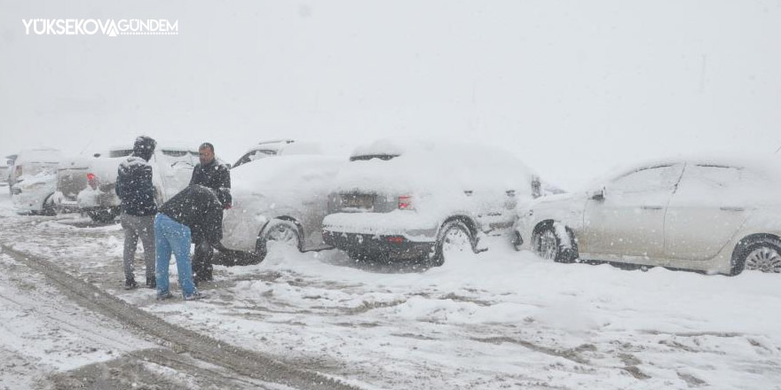 Yüksekova’da kar hayatı felç etti, 8 araç zincirleme kaza yaptı
