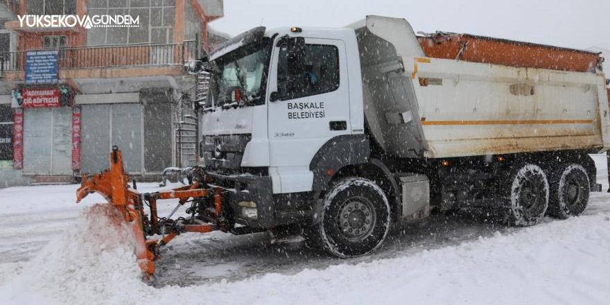 Başkale’de yollar kapandı, okullar tatil edildi