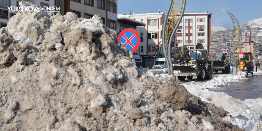 Hakkari belediyesi 11 noktadan şehir dışına kar taşıyor