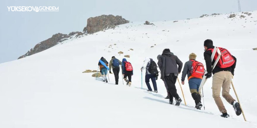 Yüksekova’nın karlı dağlarında 10 kilometrelik yürüyüş gerçekleştirdiler