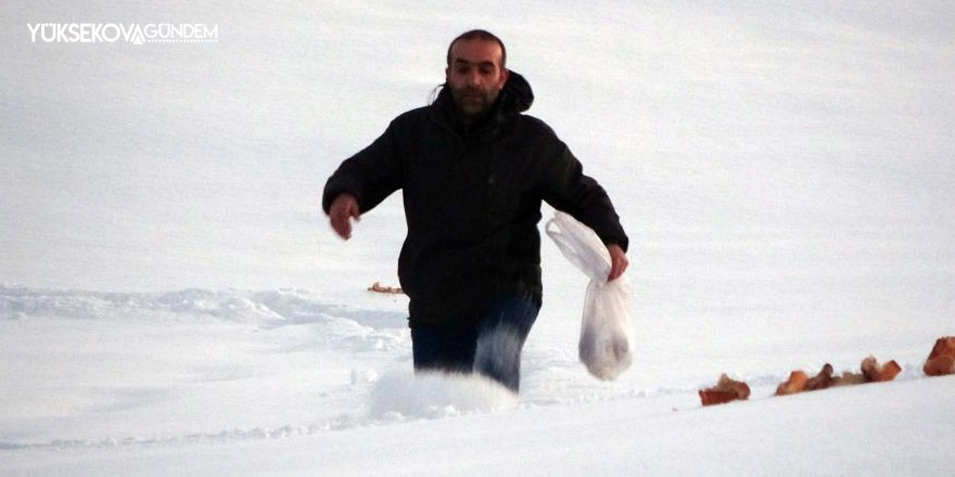 Yaban hayvanları için beline kadar kara batarak doğaya ekmek bıraktı