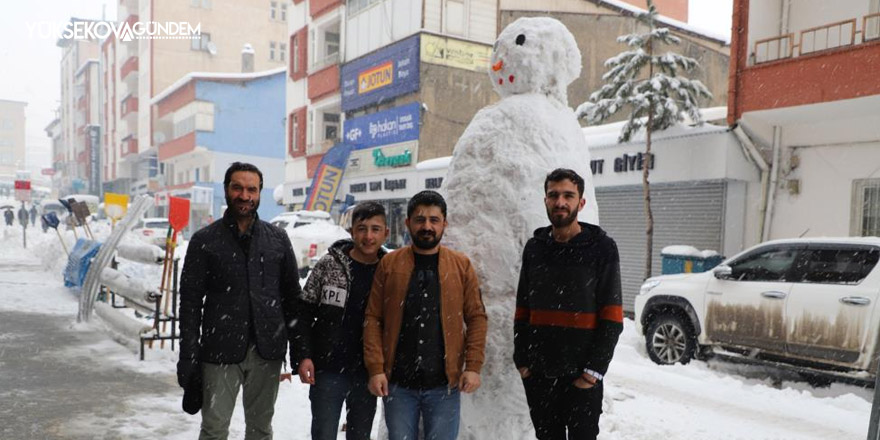 Hakkarili esnaftan 2 metrelik kardan adam