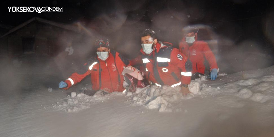 1 metreyi aşan karda sağlık ekiplerinin hasta kurtarma mücadelesi