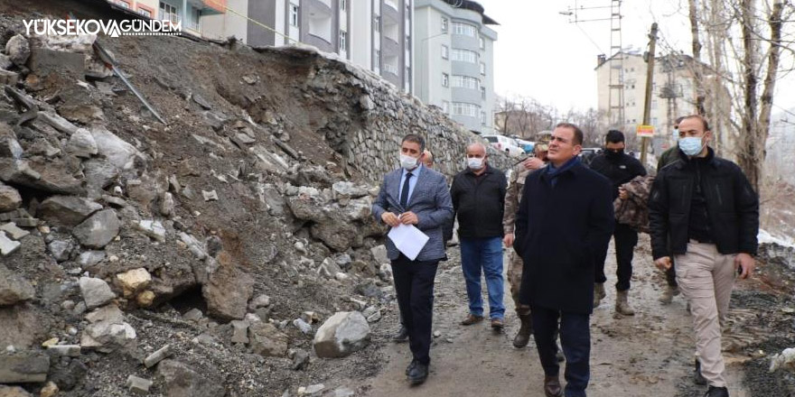 Hakkari Valisi Akbıyık, yıkılan istinat duvarını yerinde inceledi