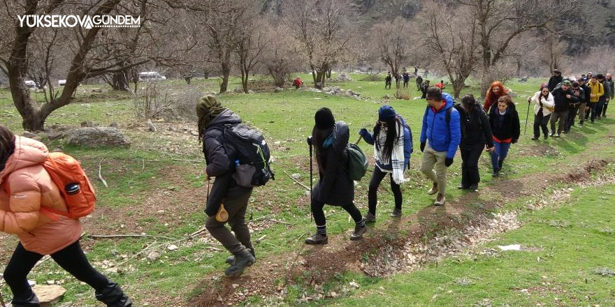 Yüksekovalı dağcılardan doğa yürüyüşü