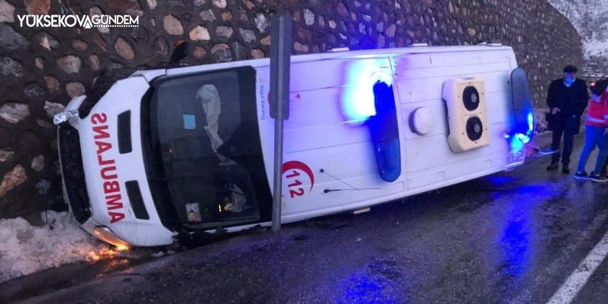 Tatvan'da ambulans devrildi: 2 yaralı