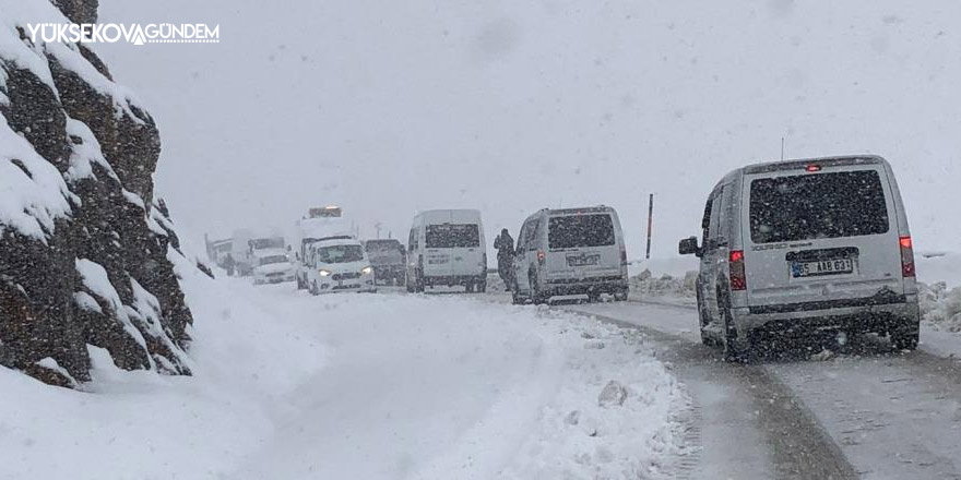 Şemdinli yolu yoğun kar yağışı nedeniyle ulaşıma kapandı